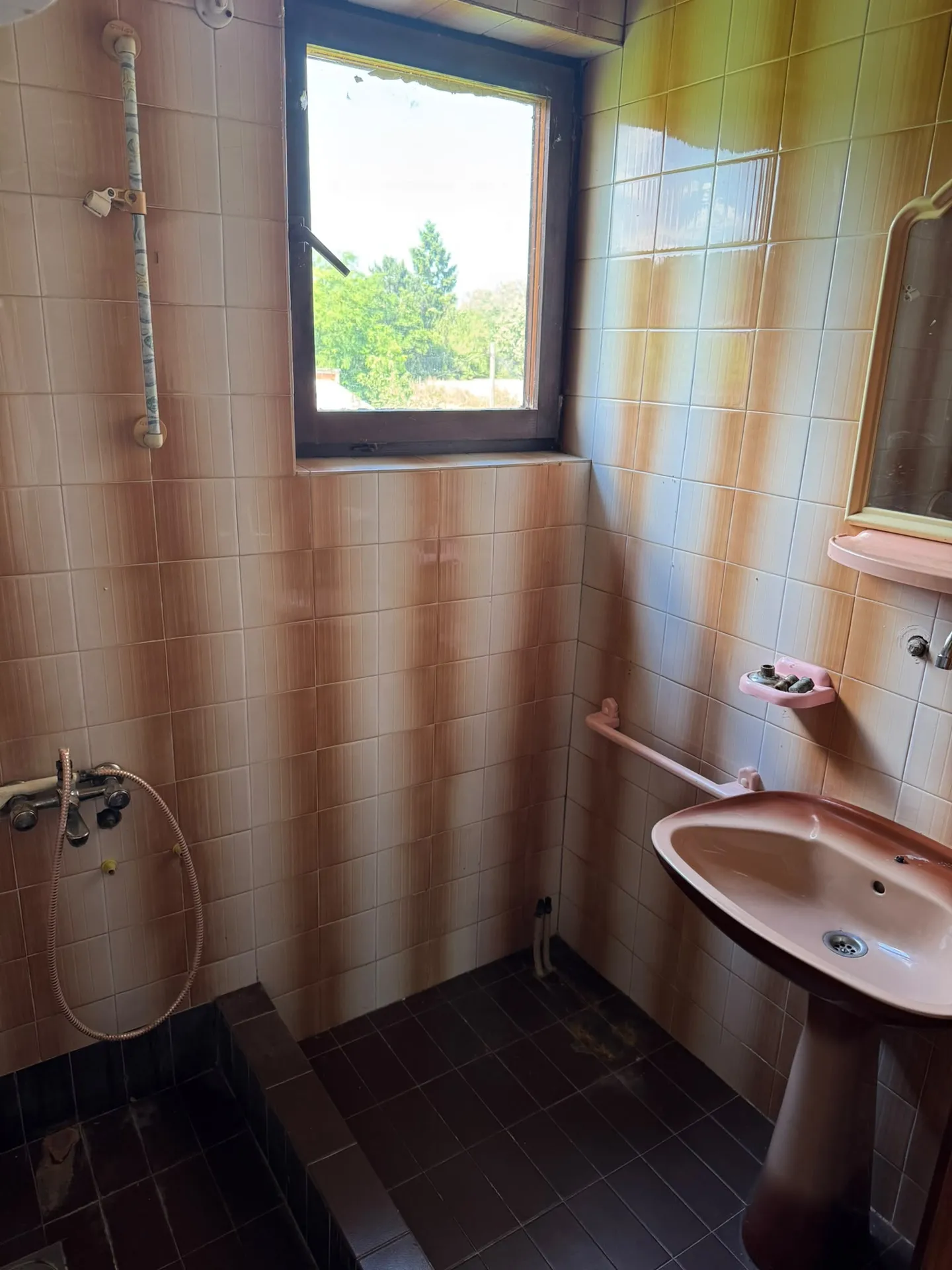 Kupatilo sa umivaonikom i prozorom, u Maloj Vrbici kod Mladenovca