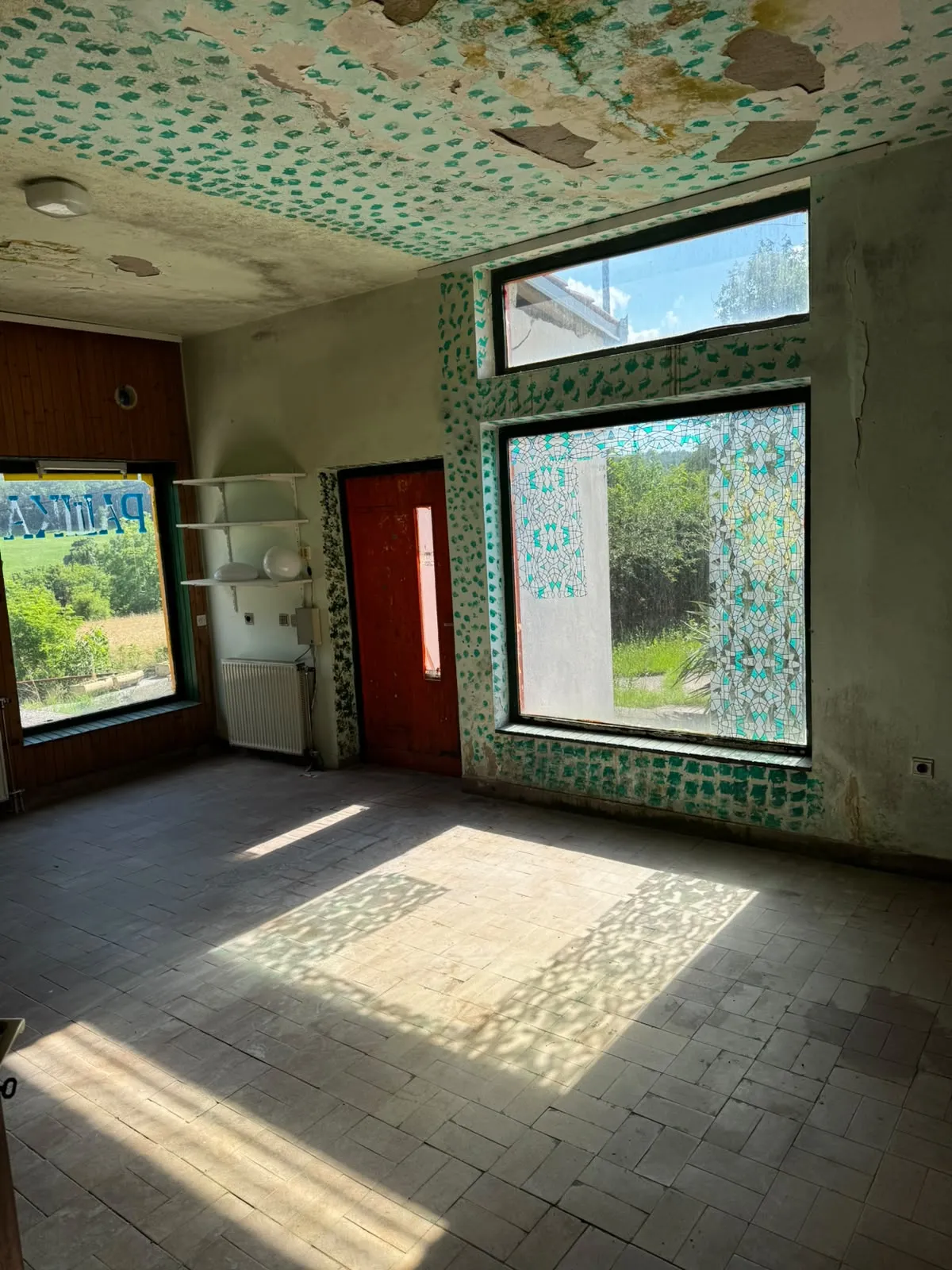 Soba sa velikim prozorima i pogledom na zelenilo, u Maloj Vrbici kod Mladenovca
